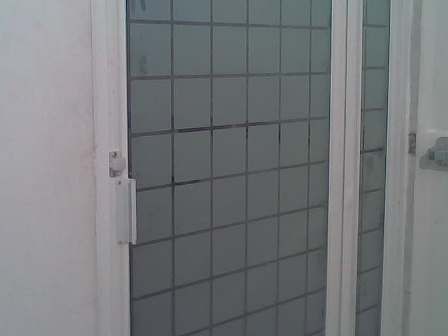PUERTA PARA SHOWER CON RETICULA ESMERILADO(SANDBLASTEADO)