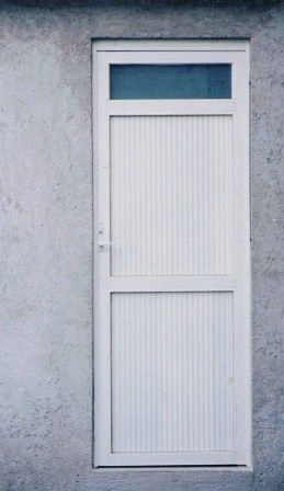 PUERTA PARA SANITARIO PERMITE ILUMINACION Y ES MUY DISCRETA