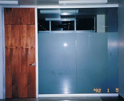 EL VENBTANAL A HUESO UNION CRISTAL-CRISTAL EXELENTE SI PREFIERE UN HABITACULO MUY PRIVADO